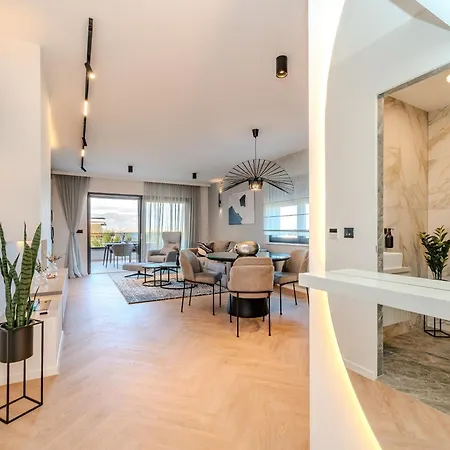 La Deluxe- Silver & Black Apartment *