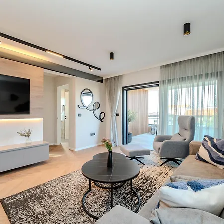 La Deluxe- Silver & Black