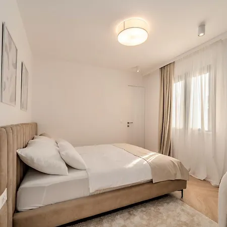 La Deluxe- Silver & Black