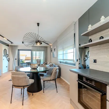Apartment La Deluxe- Silver & Black Vir