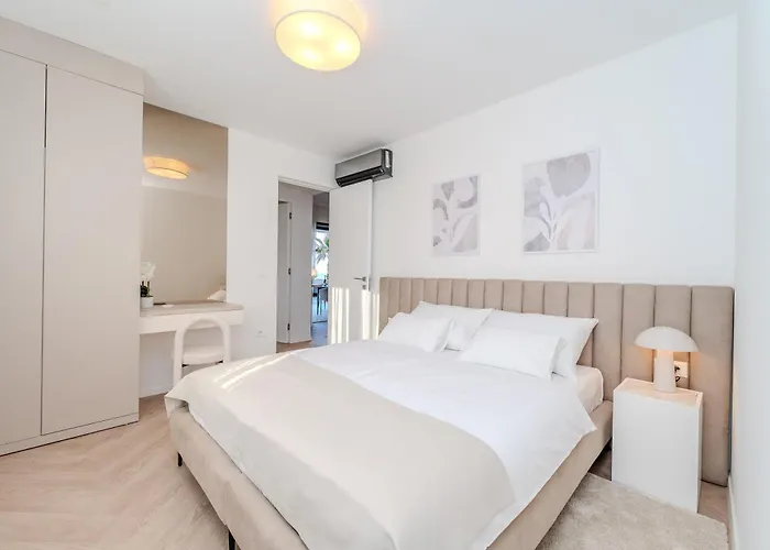 La Deluxe- Silver & Black Apartment Vir