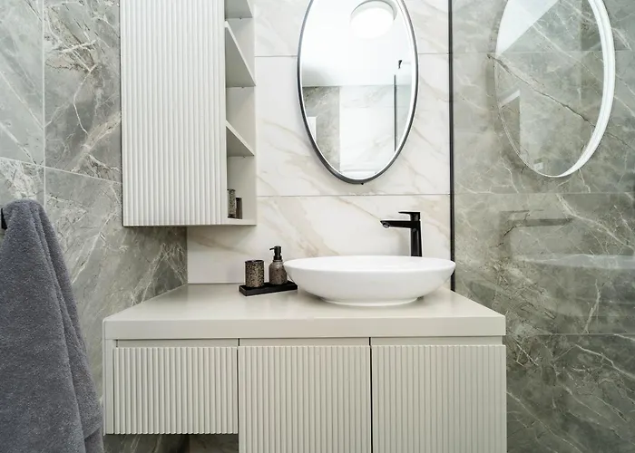La Deluxe- Silver & Black Apartment