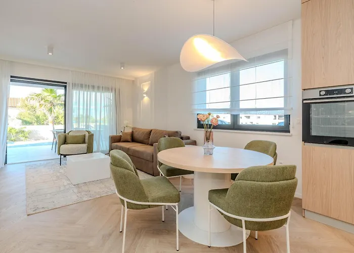 La Deluxe- Silver & Black Apartment