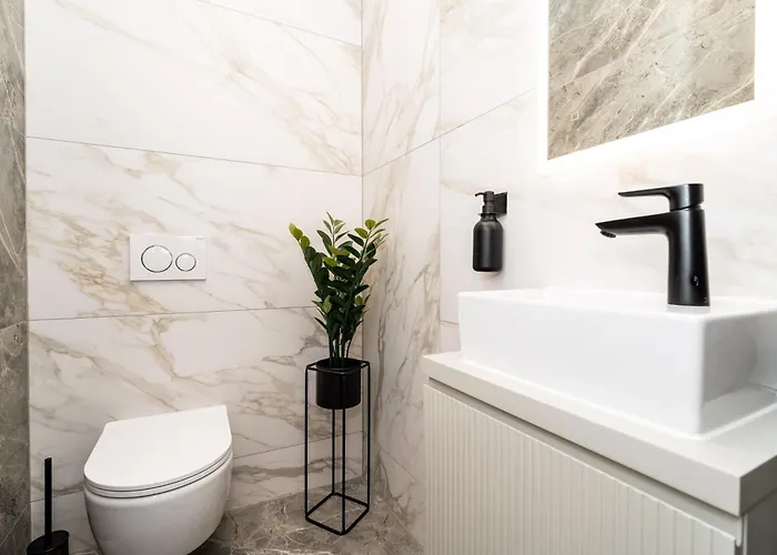 La Deluxe- Silver & Black Apartment *
