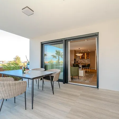 La Deluxe- Silver & Black Lägenhet Vir