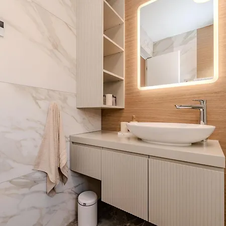 Apartman La Deluxe- Silver & Black *