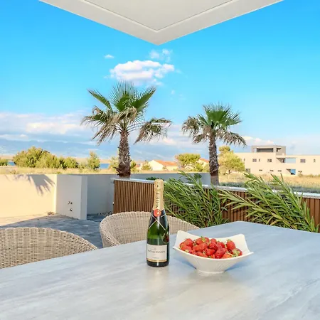 La Deluxe- Silver & Black Lägenhet Vir