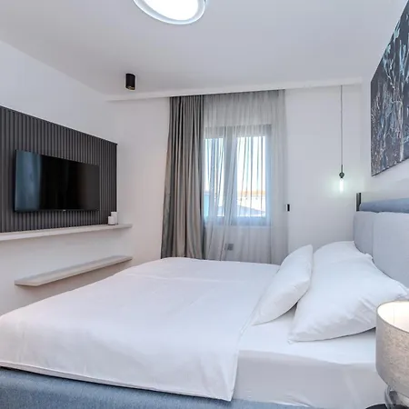 La Deluxe- Silver & Black