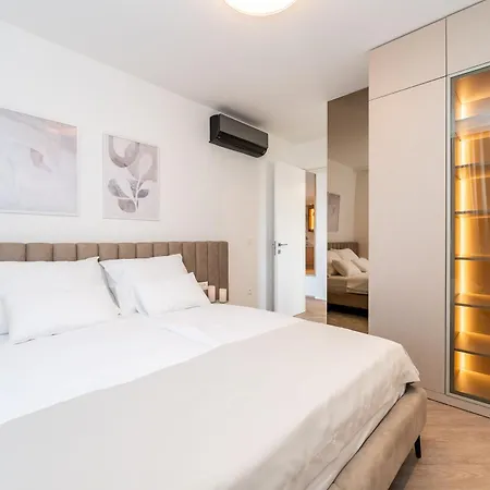 La Deluxe- Silver & Black 아파트 *