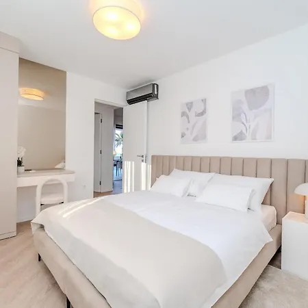 La Deluxe- Silver & Black Apartman Vir