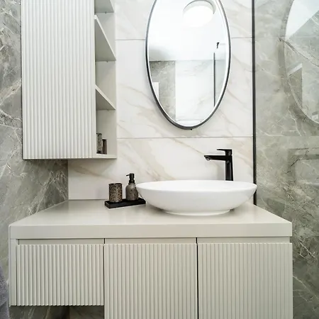 La Deluxe- Silver & Black Apartman