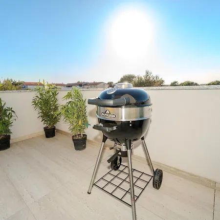 La Deluxe- Silver & Black 아파트 비르