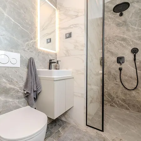 La Deluxe- Silver & Black Apartman *