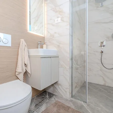 La Deluxe- Silver & Black Lägenhet Vir