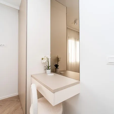 La Deluxe- Silver & Black Apartman