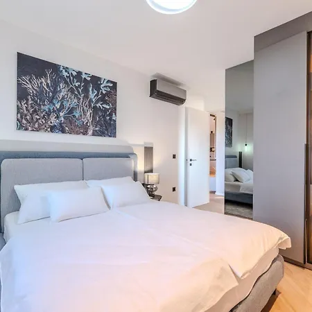 La Deluxe- Silver & Black 아파트