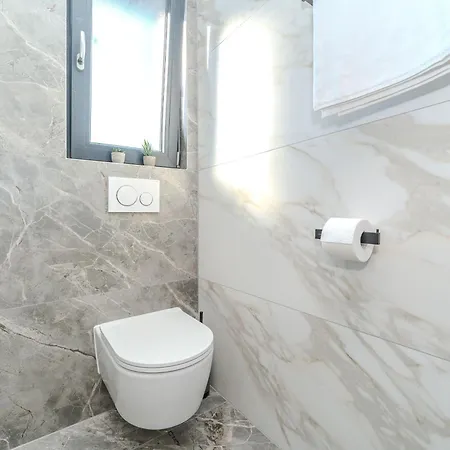 Apartman La Deluxe- Silver & Black