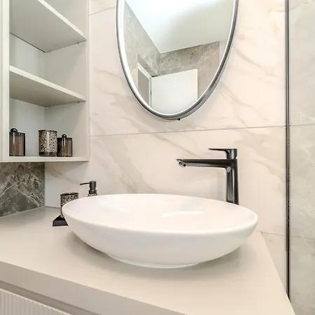 La Deluxe- Silver & Black Lägenhet Vir