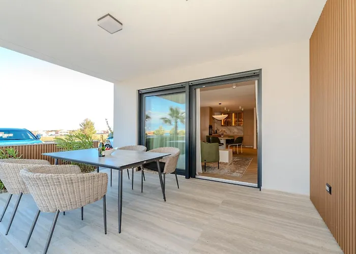 La Deluxe- Silver & Black Apartament Vir