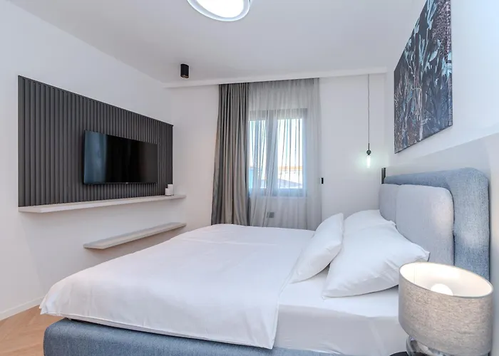 La Deluxe- Silver & Black