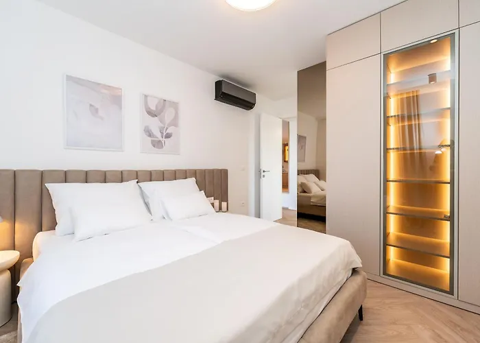 La Deluxe- Silver & Black Apartman *