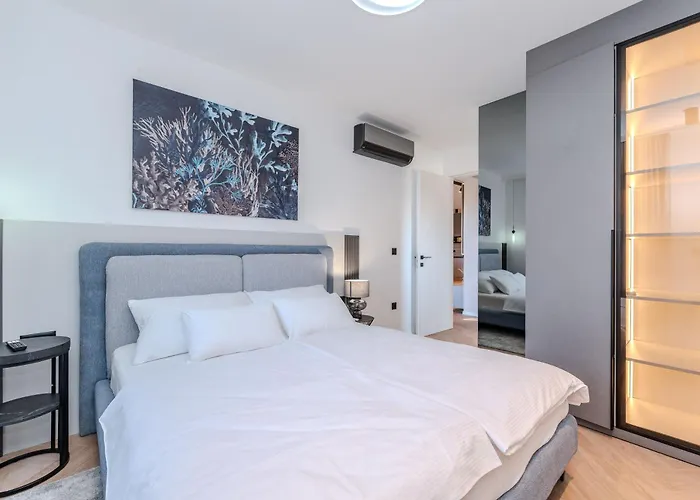 La Deluxe- Silver & Black Apartament Vir