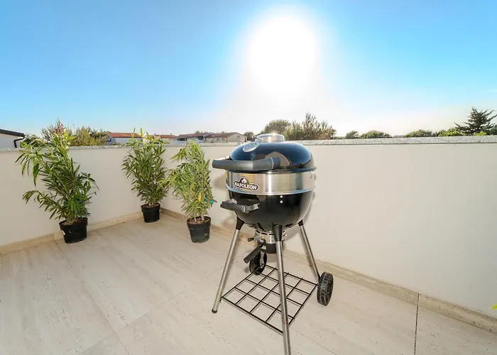 La Deluxe- Silver & Black Apartman Vir