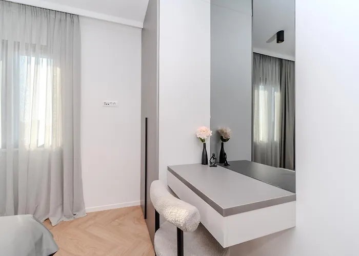 Apartament La Deluxe- Silver & Black