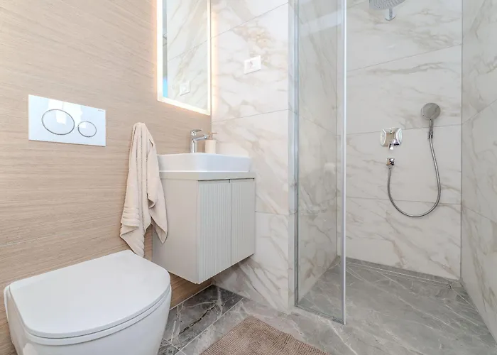 La Deluxe- Silver & Black Apartament Vir