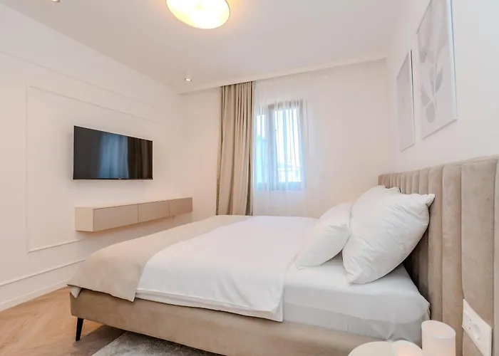 Apartman La Deluxe- Silver & Black