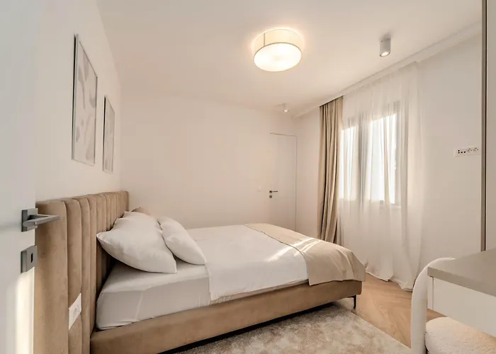 La Deluxe- Silver & Black